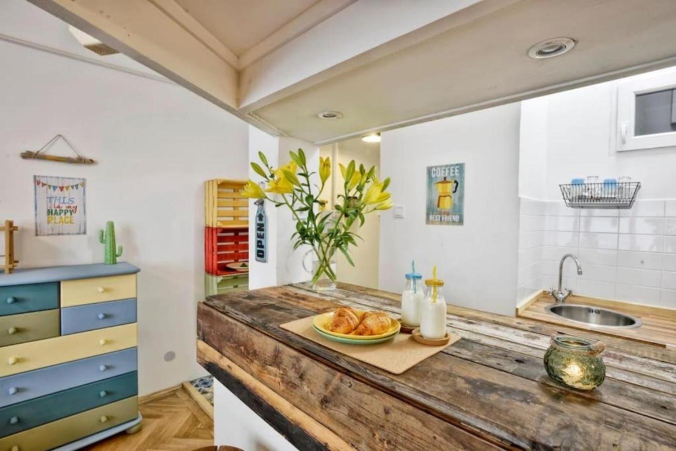 Апартаменти Charming With Bistro Kitchen