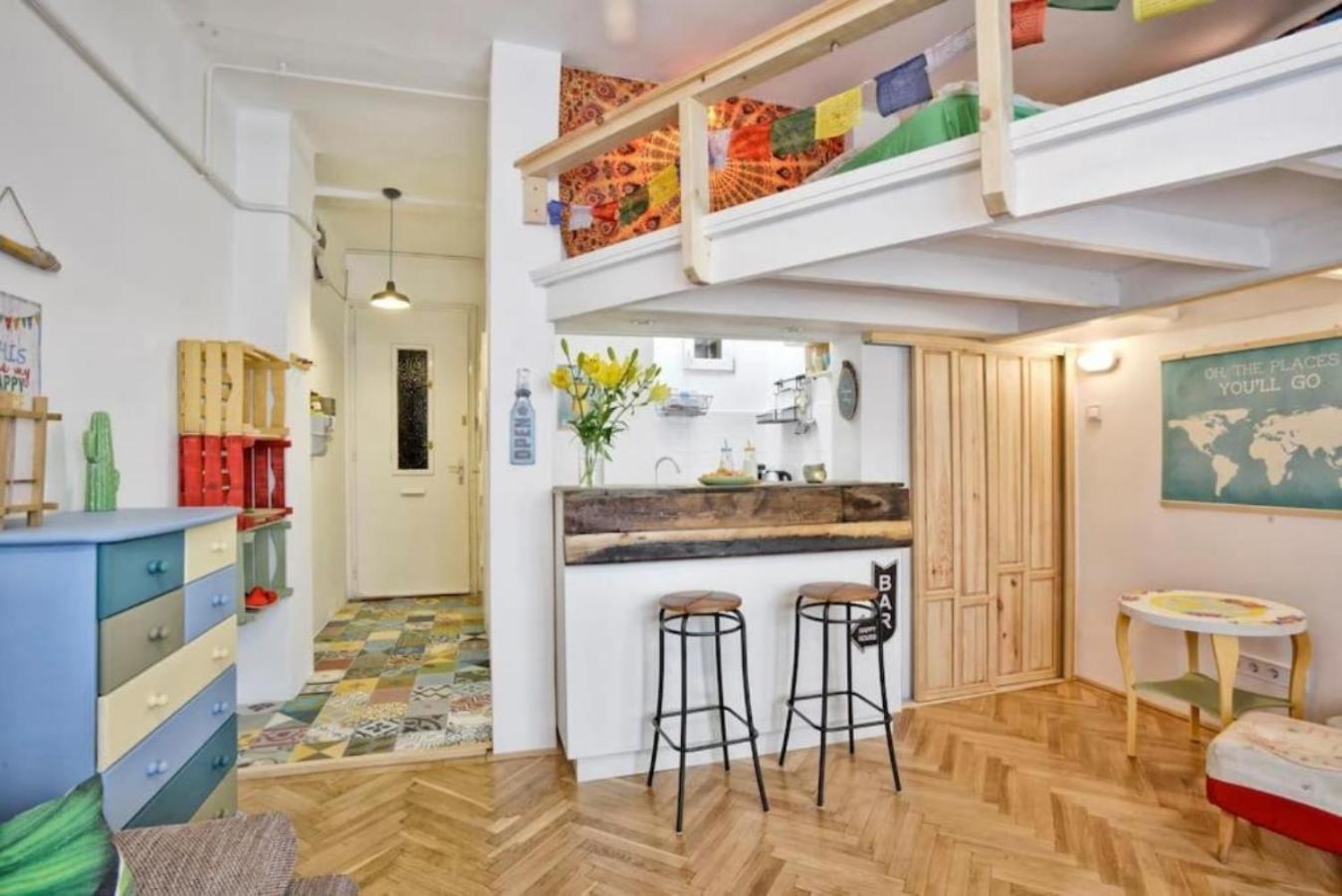 Charming With Bistro Kitchen Апартаменти *